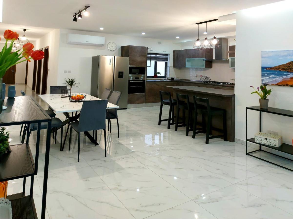 Penthouse, Sea Views And Private Roof Pool Apartment